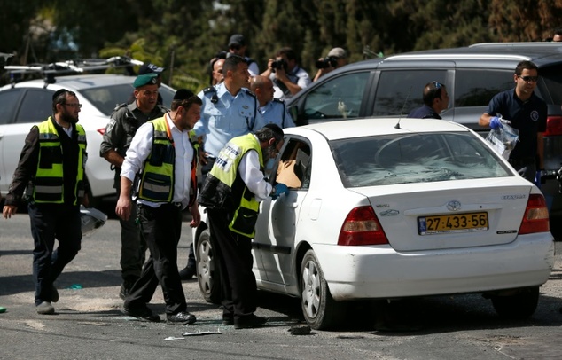 Gépfegyverrel lőtt a megállóban várakozókra egy palesztin terrorista