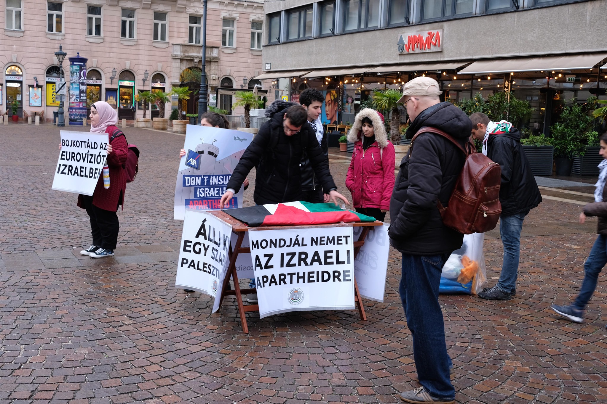 „Bojkottáld az Eurovíziót Izraelben” – palesztin tüntetés a Bazilikánál