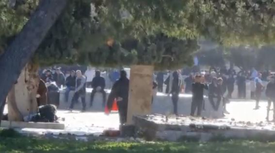 Összecsapások a Templom-hegyen, 3 izraeli rendőr és 152 palesztin megsérült